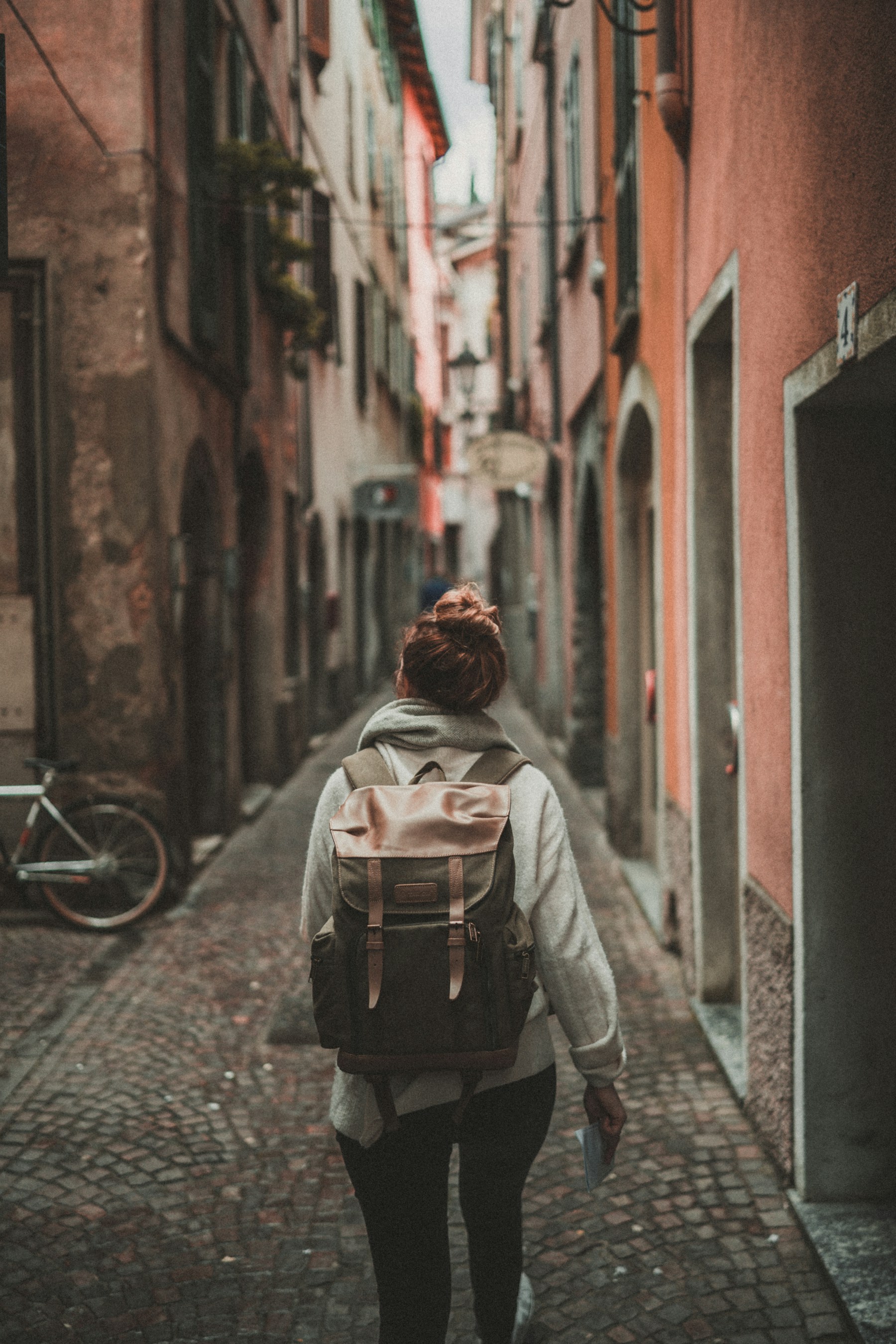 Viajera recorriendo una calle histórica europea