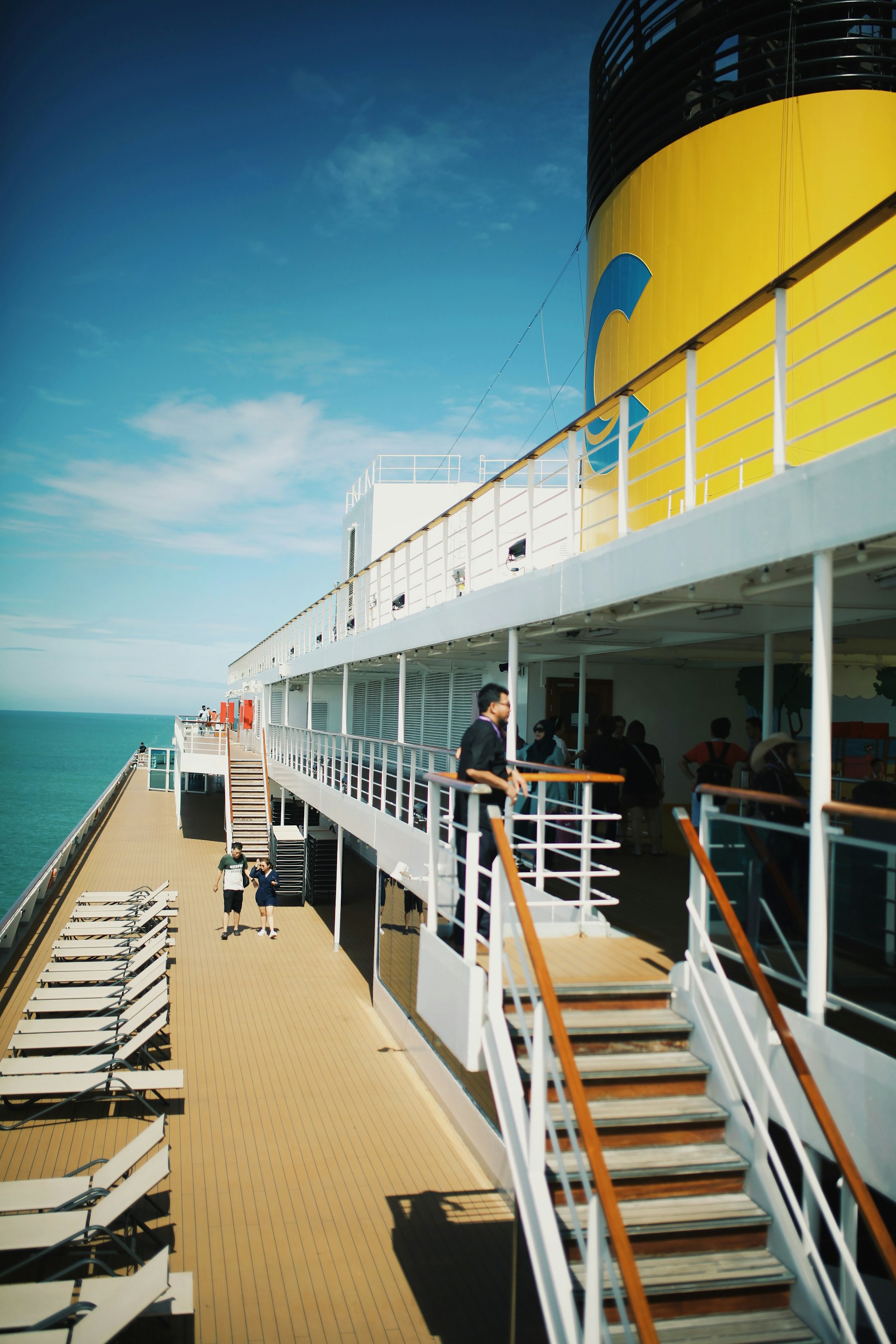 Viajeros recorriendo la cubierta de un crucero