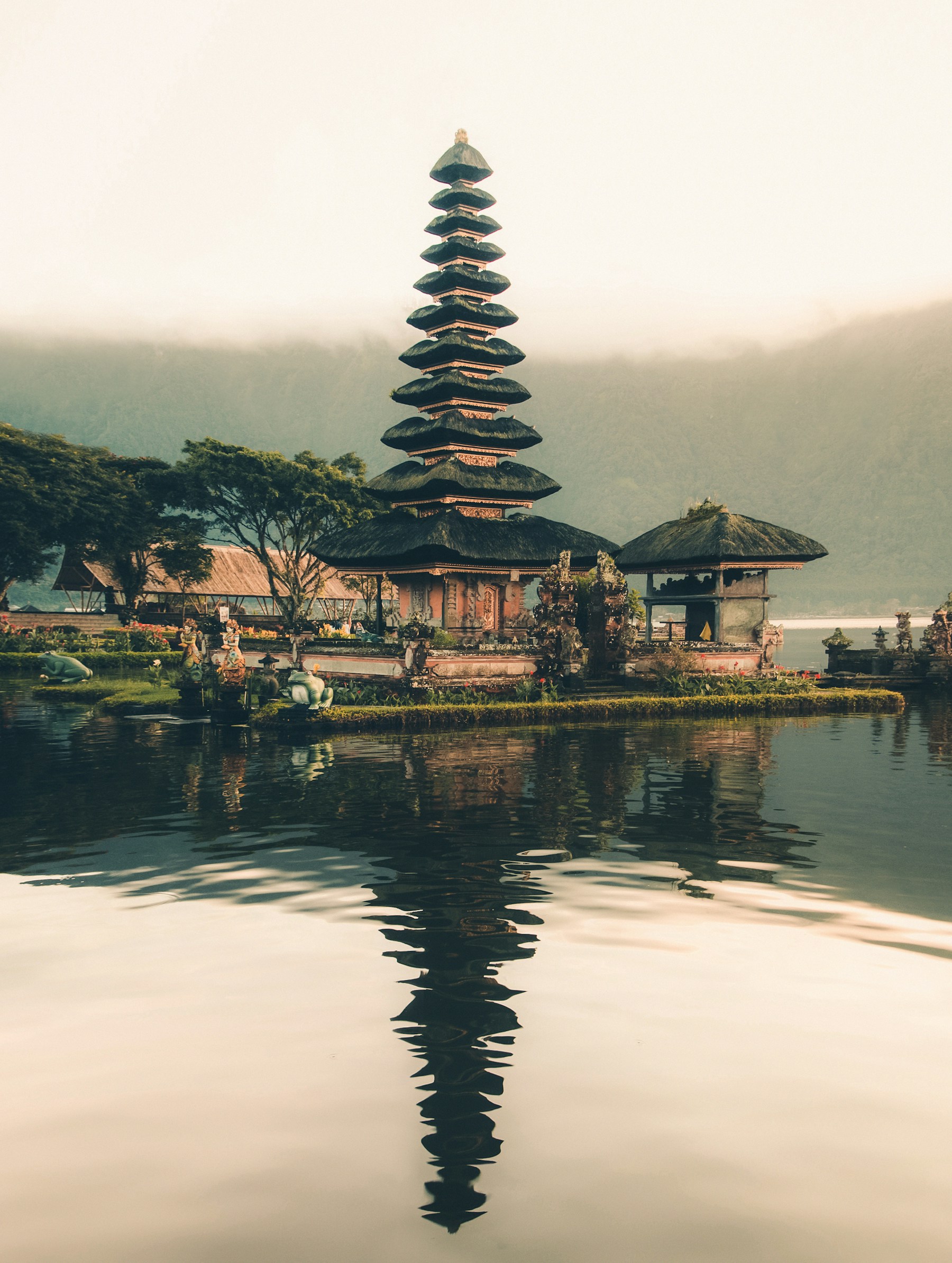 Templo balinés reflejado sobre un lago