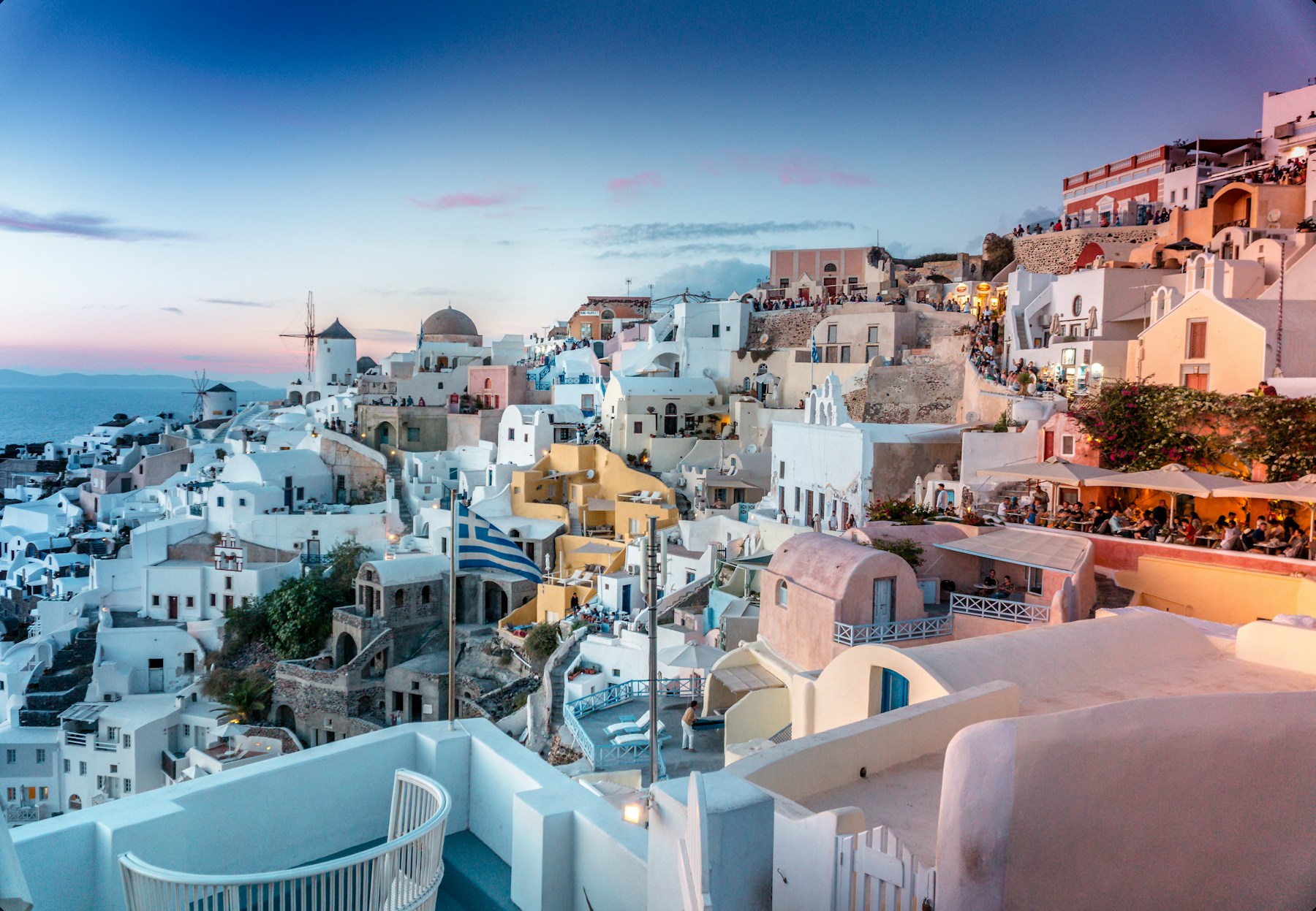 Casas blancas de Santorini frente al mar Egeo