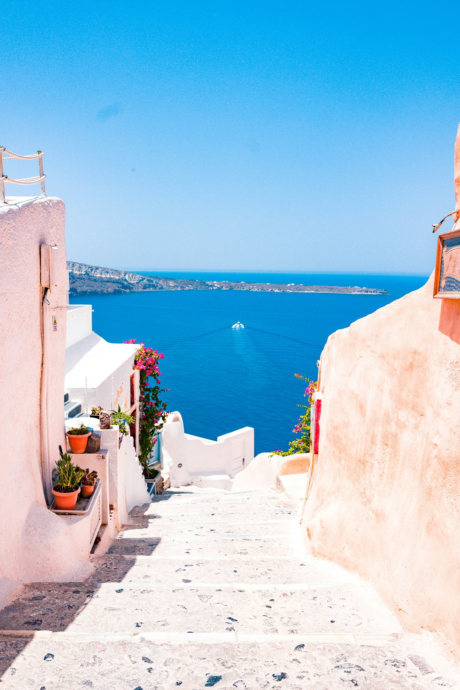 Iglesia de cúpulas azules en Santorini